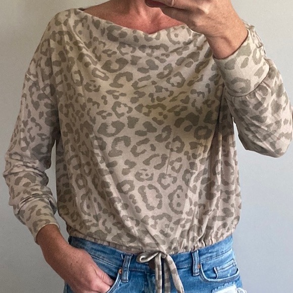 Animal Print Long Sleeve Cropped Top - Picture 3 of 12
